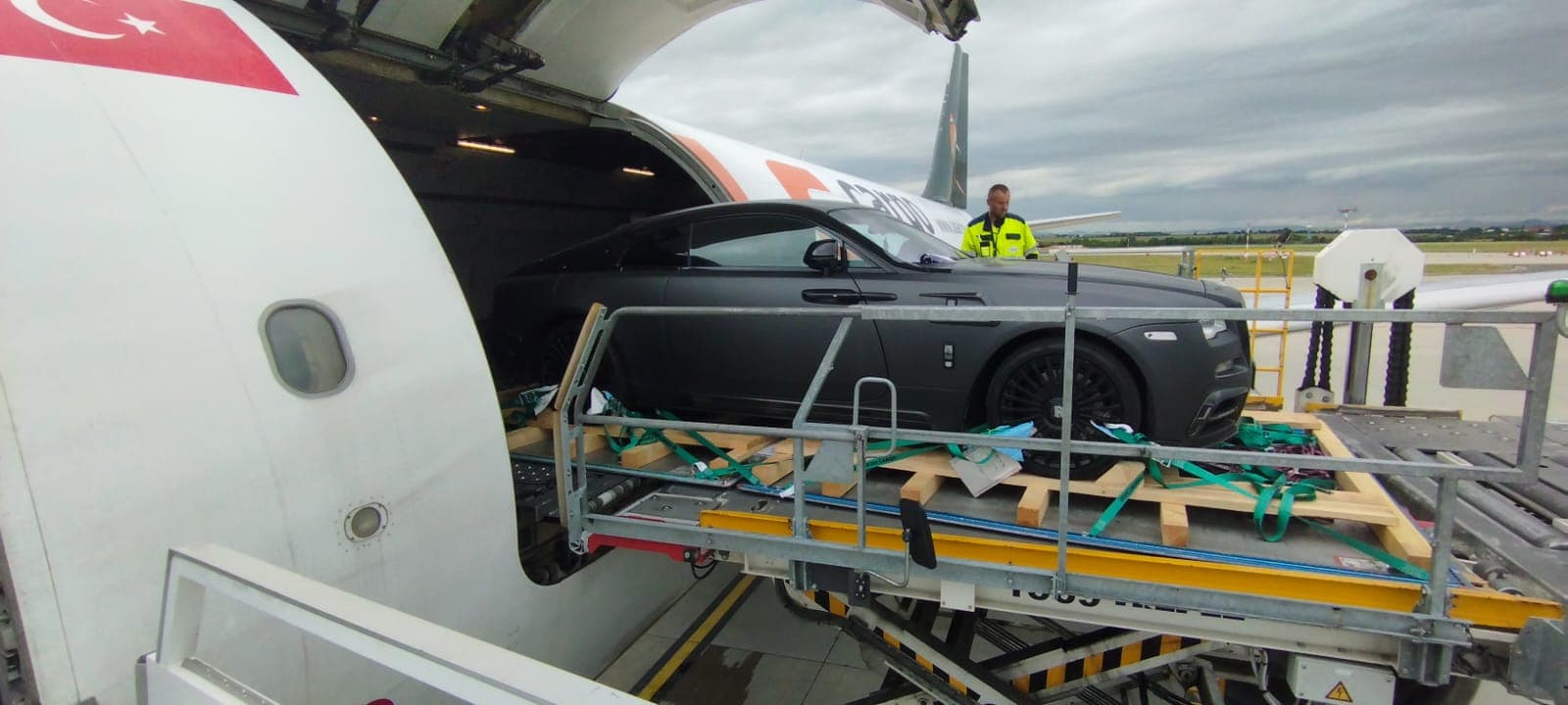 Car World Logistics vehicle handling